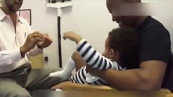 给外国人打针的视频,医护人员专业操作引赞叹